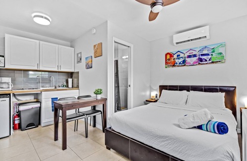 Croissant Park Apartment | Queen sized-bed, kitchenette, free parking and wifi, hot tub, BBQ, porch, patio.