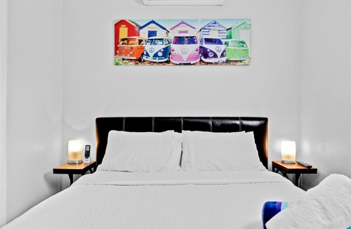 Croissant Park Apartment | Queen sized-bed, kitchenette, free parking and wifi, hot tub, BBQ, porch, patio.