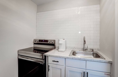 Wildwood Apartment | Queen Studio Apartment 205