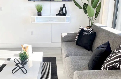 Elizabeth Apartment | Queen Studio w/Pool + Gym Near NYC & MetLife