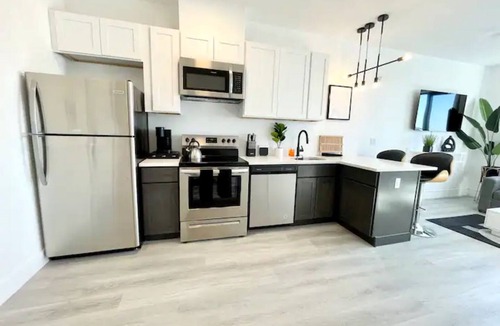 Elizabeth Apartment | Queen Studio w/Pool + Gym Near NYC & MetLife