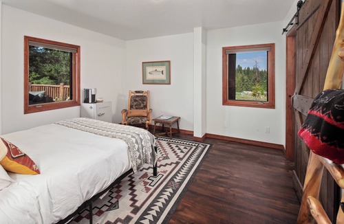 Olney Hotel | Queen Suite - Owl Room