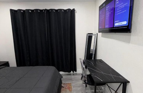 Overtown Apartment | Queens Cozy Condo Near Downtown Airport