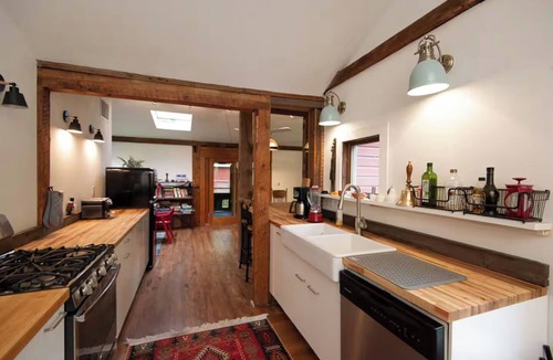 Lake Hill Cottage | Quiet 2-bedroom cottage in peaceful Lake Hill