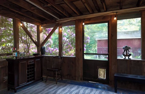 Lake Hill Cottage | Quiet 2-bedroom cottage in peaceful Lake Hill