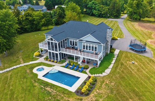 Louisa House | Quiet 5 Acre Lake House Getaway in Lake Anna