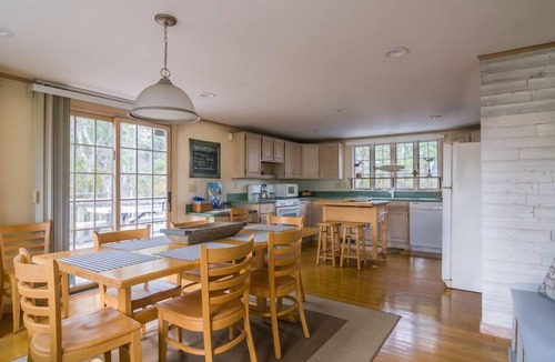 East Sandwich House | Quiet Cape Cottage—Deck, Firepit & AC
