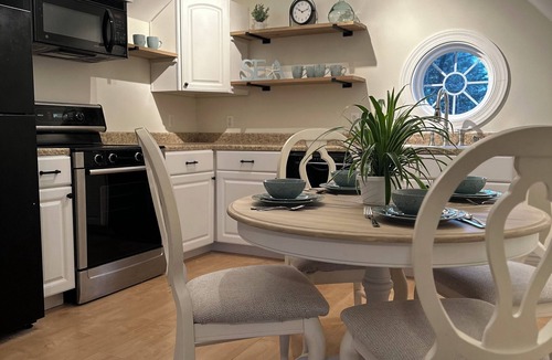 Ocean Pines Apartment | Quiet coastal retreat, minutes from Ocean City, MD, full kitchen.