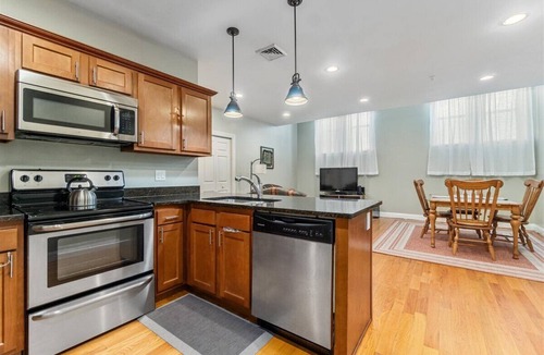 Albany Apartment | Quiet spacious apartment sleeps 4. 1br plus den.