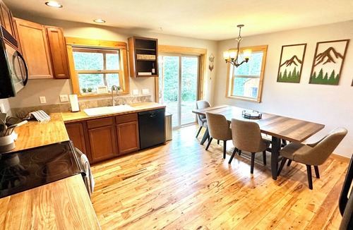Marion Cottage | Quiet, wooded cottage in Marion perfect for relaxing stays