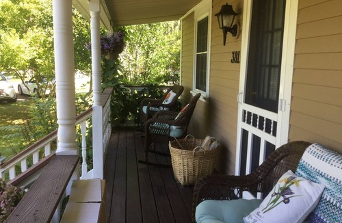 Middletown Cottage | Quintessential Cottage near beaches and Newport center.