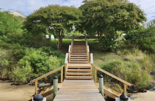 White Stone House | Rappahannock River 4 bdr 3 1/2 bath overlooking River w/pool open in season.