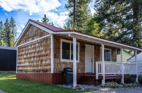 Martin City Cabin | Red Roof Cabin at Spotted Bear Retreat