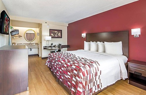 Coliseum Central Hotel | Red Roof Inn Hampton Coliseum & Convention Center