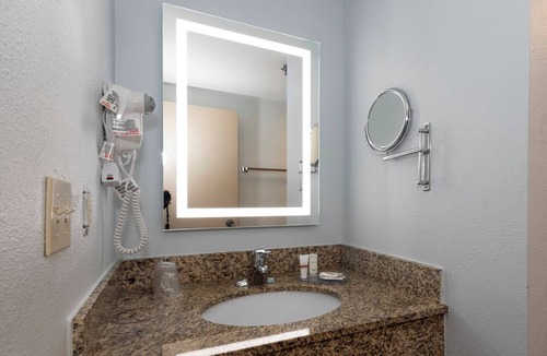 New Castle Hotel | Red Roof Inn & Suites Wilmington - New Castle