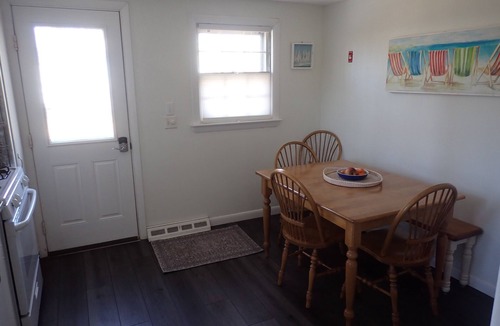 West Hyannisport Cottage | Reduced 8/8-15 Beach 0.7 Mi walk- Craigville & Covell. A/C, bikes.