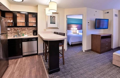 Plantation Hotel | Relax and Unwind! 2 Pet-friendly Suites, Outdoor Pool, with Free Breakfast!