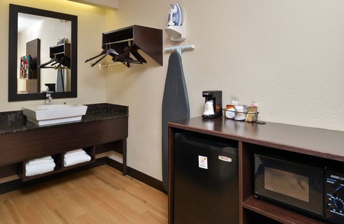 Secaucus House | Relax and Unwind! Free Parking, Pets Allowed, Short Drive to Metlife Stadium