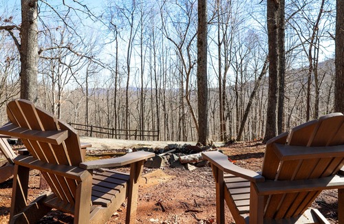 Lovingston Cabin | Relax in Nature's Beauty: Private Log Cabin w/two Spacious, Open Living Areas