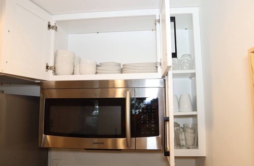 Communipaw Apartment | Relaxing 1BR Retreat for 2 guest