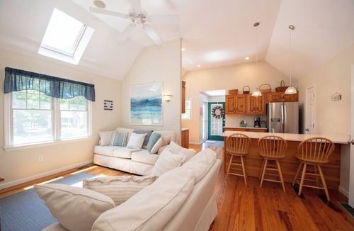 South Chatham House | Relaxing Cape Escape Family Retreat Walk to Beach 6 beds Sleeps 8