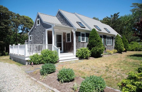 South Chatham House | Relaxing Cape Escape Family Retreat Walk to Beach 6 beds Sleeps 8