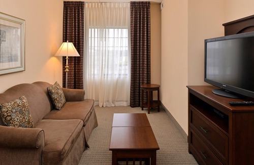 Aquia Harbour Condo | Relaxing Retreat in Stafford! Shared Indoor Pool + FREE Breakfast