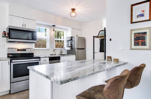 Lake Worth Apartment | Relaxing Tropical Retreat w/Boat Parking and Walking Distance to ALL!