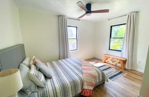 Roanoke Rapids House | Relaxing waterfront lakehouse on Lake Gaston and R&R Lake
