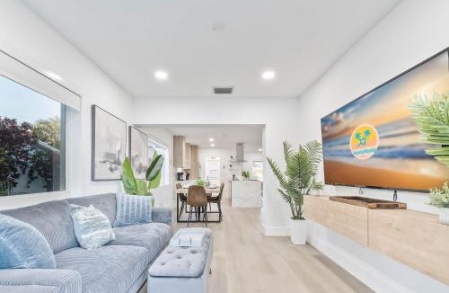 Wilton Manors Villa | Relaxing Waterfront 3BR 2BA with Pool Fire Pit BBQ Hammock Tree Swing