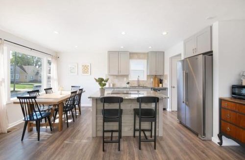 Parma House | Remodeled 4 Bedroom With a Game Room