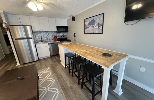 Edray Condo | REMODELED! Mountain Lodge 325 Ski In/Out Condo, Steps to Ballhooter & Village.