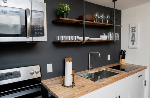 Highland Garden Condo | Renovated 1920'S Charming Industrial 2/2 Unit