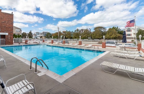 Admiral Estates Condo | Renovated Beach Block W Ocean View & Pool - Now Booking for 2026!