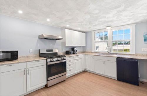 Dennis Port House | Renovated Classic Cape w Guest House