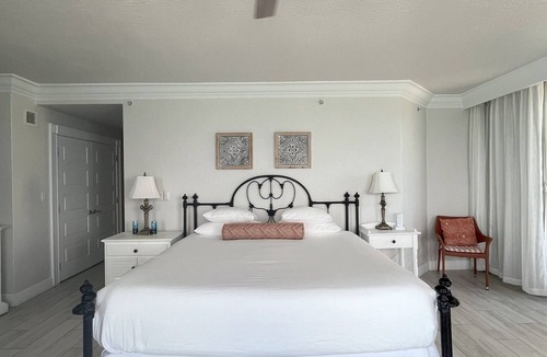 East Fort Lauderdale Resort | Resort located directly on the sand of the Atlantic Ocean! Room w/an oceanview!