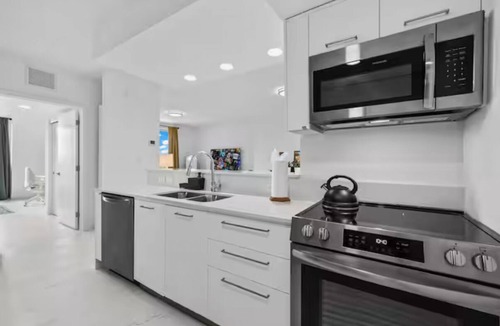 Downtown Hollywood Condo | Resort Style Apt with Pool and Gym, with pool, near beach, nightlife & casinos