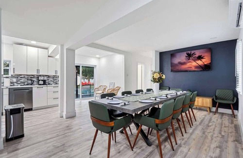 Pompano Beach House | Resort Villa | Modern Pool | Outdoor Dining | Tanning Ledge