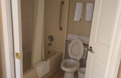 Weston Resort | Resort with 1 bedroom and AC in wonderful garden city of Weston