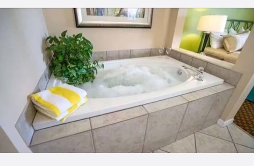 Weston Resort | Resort with 1 bedroom and AC in wonderful garden city of Weston