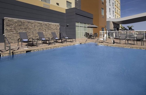 Doral Hotel | Restful & Clean Stay in 4 Executive Suite | Free Hot Breakfast