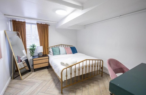 New Rochelle Apartment | Retro 2 bedroom basement APT with free street parking