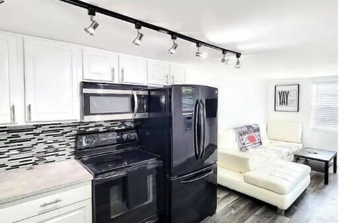 Wilton Manors Cottage | Retro Cottage - Short Walk to Wilton Dr. ,WIFI, Free Parking