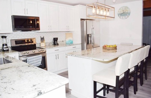 Deep Hole House | Ride the Wave - 2BR | Close to Maddox | Shared Pier