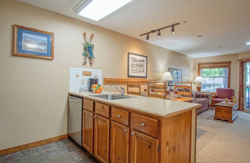 Edray Condo | Rimfire 160: Walking Distance to shops, restaurants, Starbucks 1 BR Sleeps 4