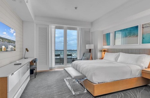 Central Beach Apartment | Ritz-Carlton 2br 17th fl Penthouse Hotel Condo