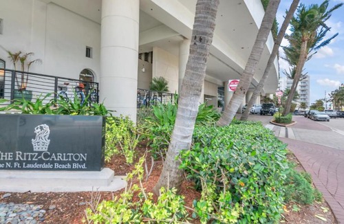 Central Beach Apartment | Ritz-Carlton 2br 17th fl Penthouse Hotel Condo
