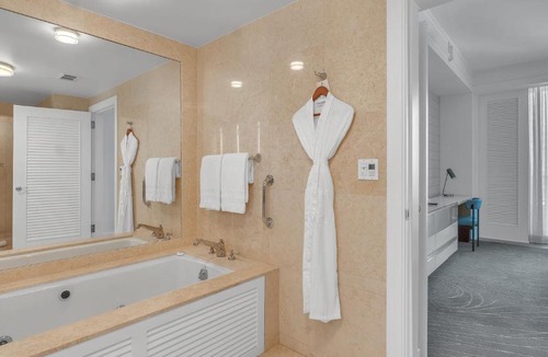 Central Beach Apartment | Ritz-Carlton 2br 17th fl Penthouse Hotel Condo