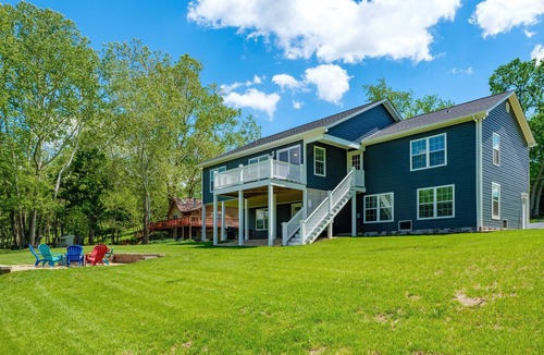 Elkton House | River Oasis Water Front, Pet Friendly Home, 5 King Bedrooms 15 Mins Massanutten