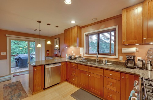 Reedville House | 'River's Edge Retreat’ with Kayaks & River Access!